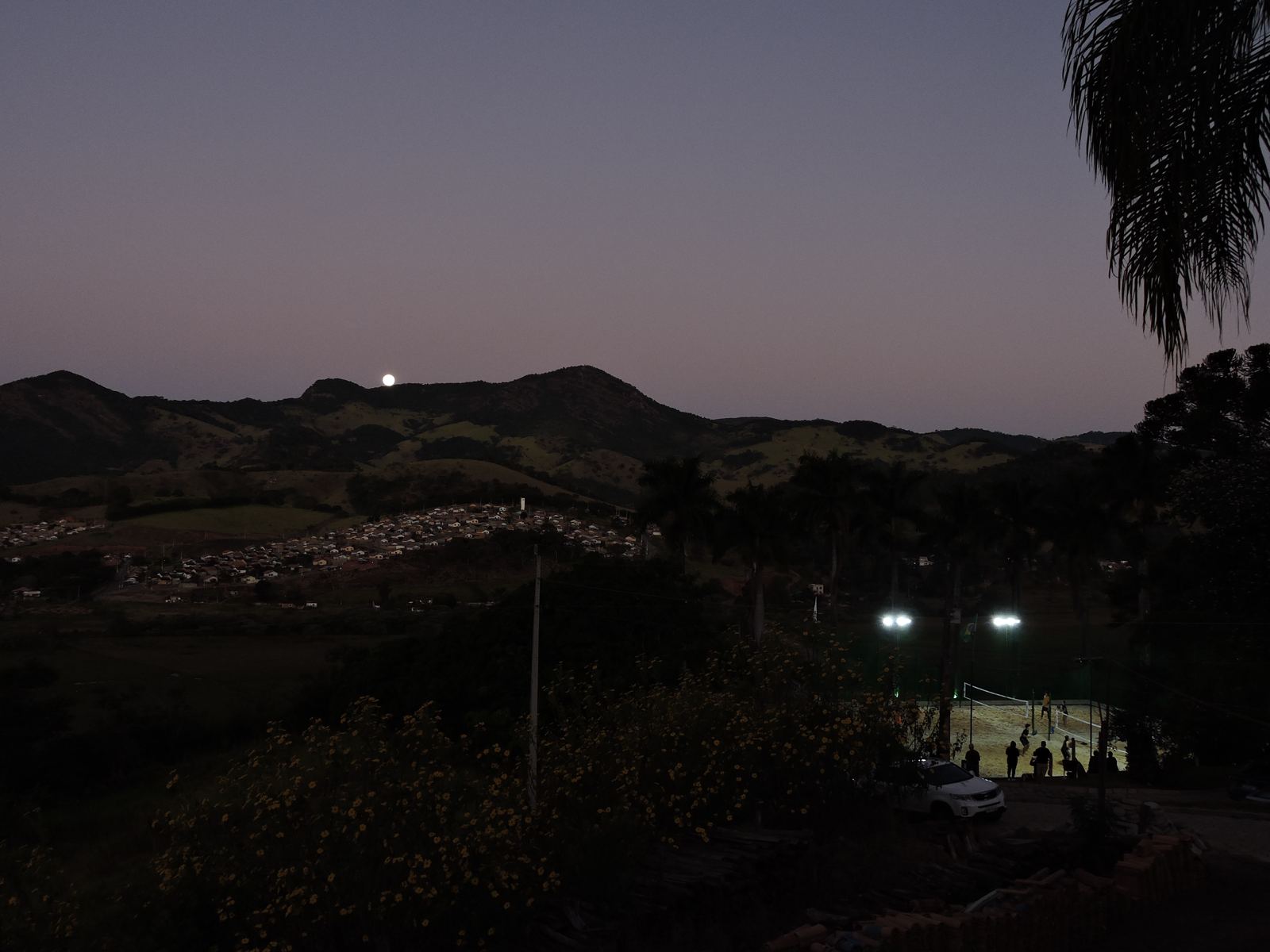 Entardecer sobre a quadra