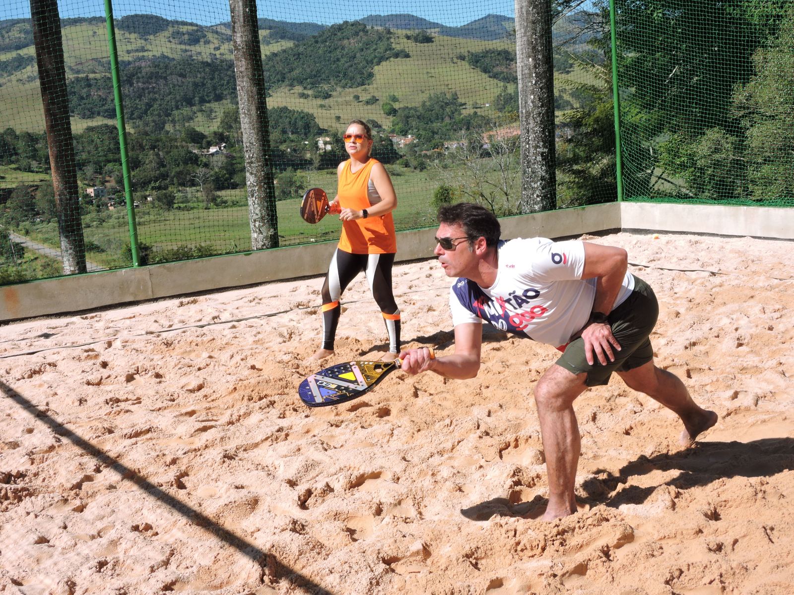 Atleta mergulhando na areia