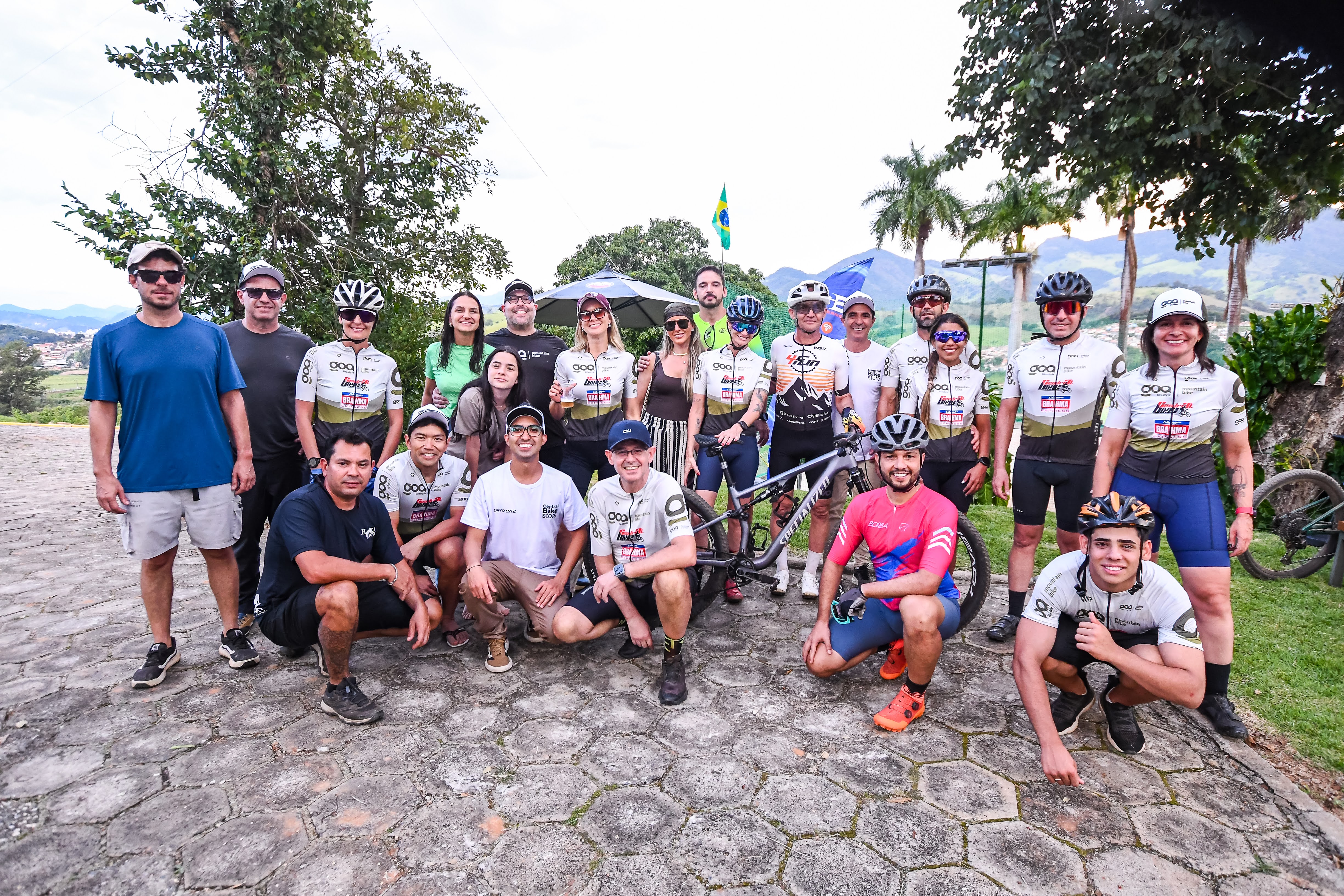 Grupo de ciclistas e família reunidos no GOA após pedal na Mantiqueira