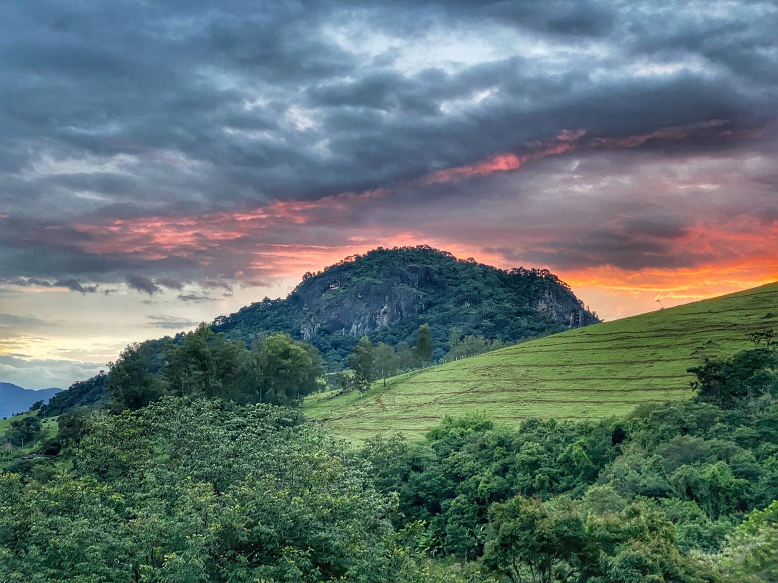 Pôr do sol sobre a montanha icônica da Serra da Mantiqueira