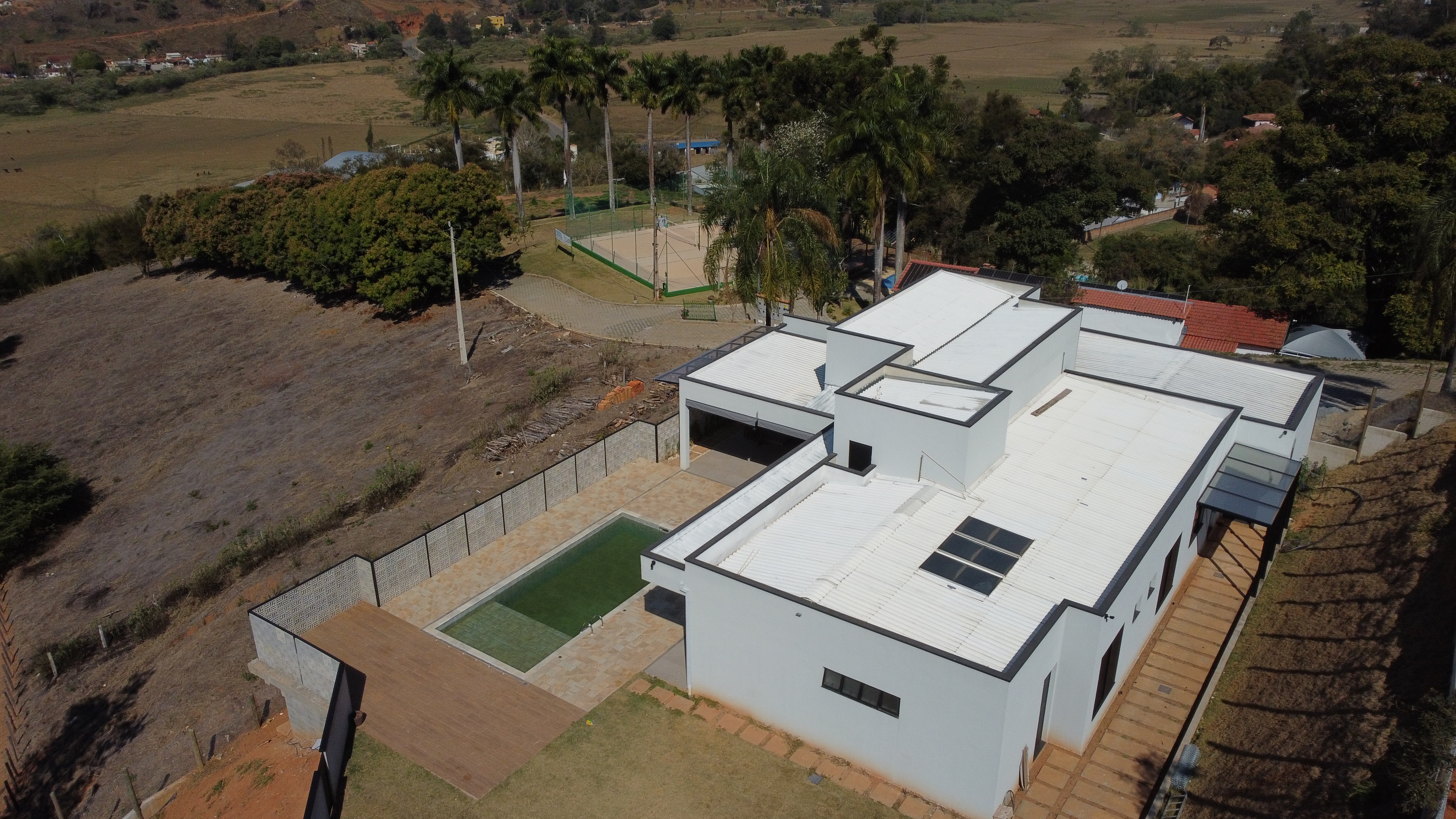 Residência de alto padrão integrada à paisagem da montanha