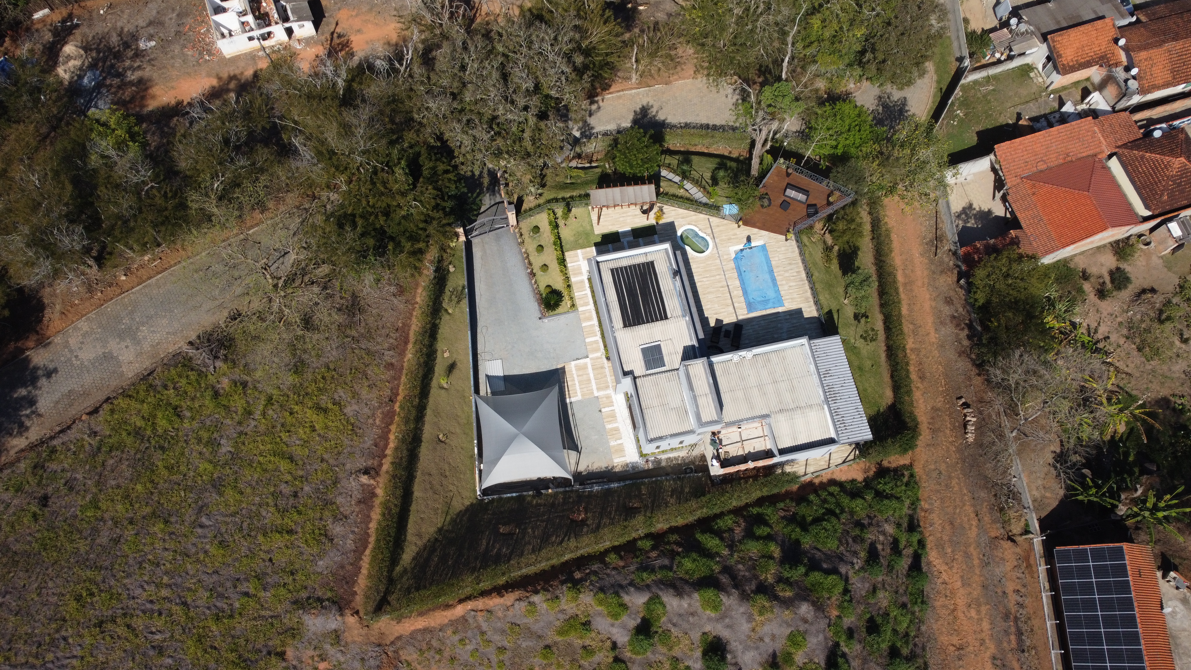 Residência moderna integrada à propriedade