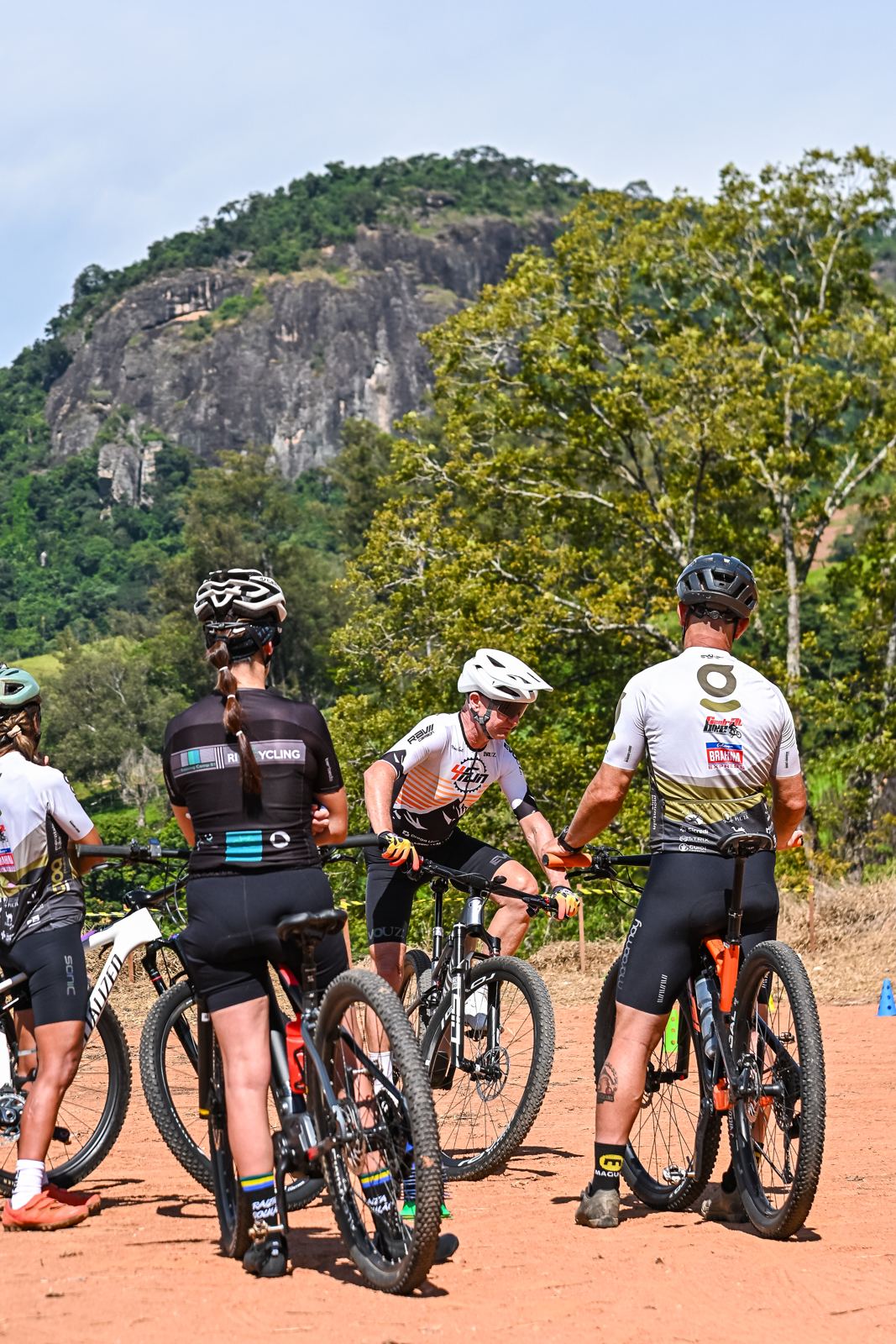 Riders sob a pedra