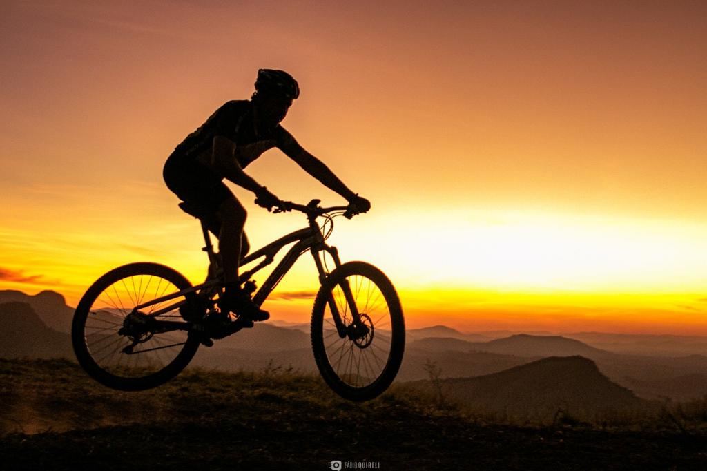 Silhueta de rider no pôr do sol